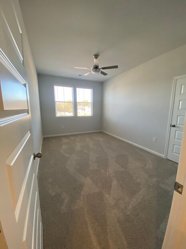 Building Photo - 3336 Mid Summer Ln