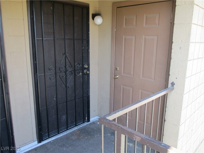 Primary Photo - 2933 E Elm Ave