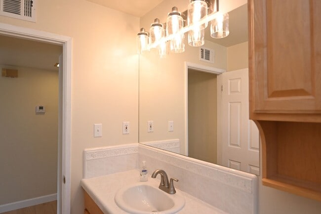 Building Photo - Beautiful home with AC in PRIME Santa Clara location - 3 bd / 2 bath coming soon!