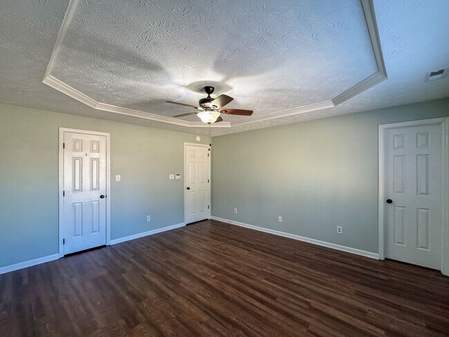 Building Photo - Charming 3 Bed 2 Bath Home with Fenced Backyard