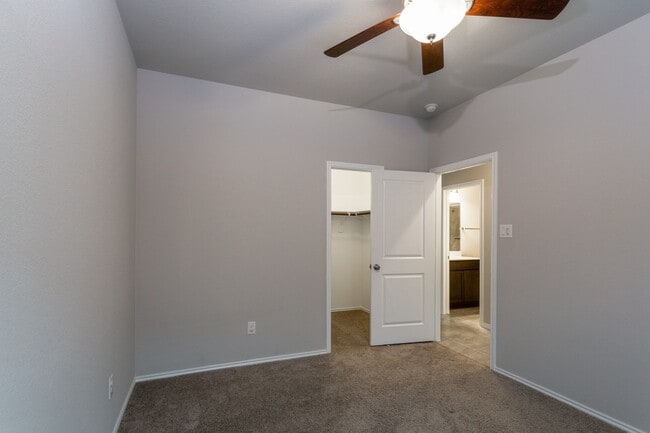 Building Photo - Comfort Meets Style – 3BR/2BA Home in Manor!