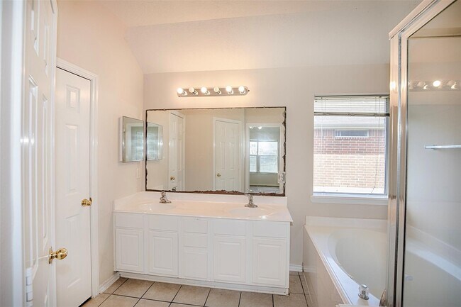 Building Photo - 5008 Blanco Dr