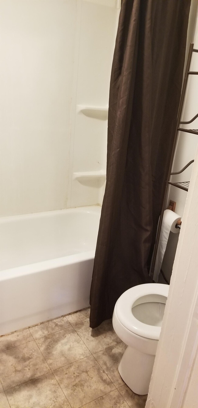 Building Photo - 615 W Main St