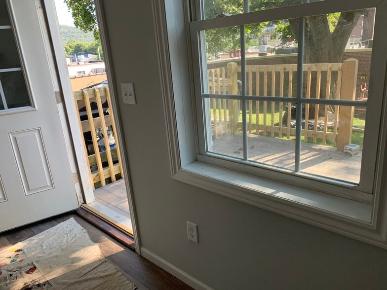 Kitchen door open to deck - 407 Hamilton St