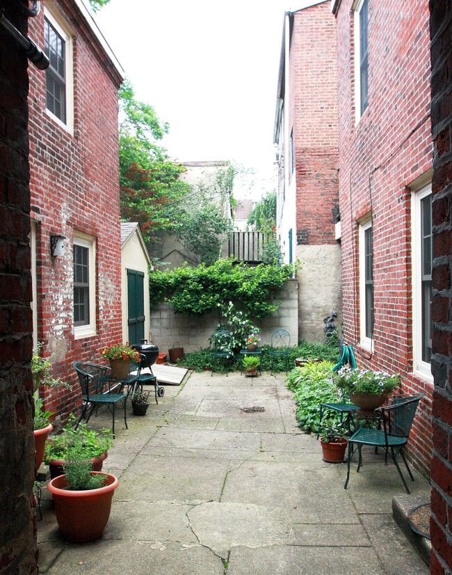 Common Courtyard - 935 Lombard St