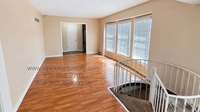 Building Photo - Beautiful Split Level, 5 TRUE Bedrooms!