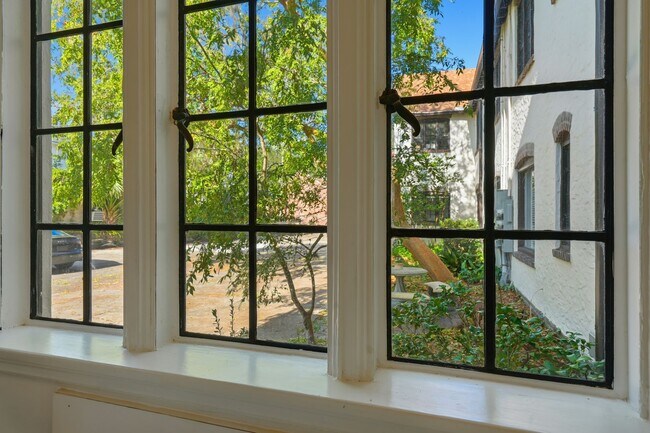 Building Photo - 3319 Pine St