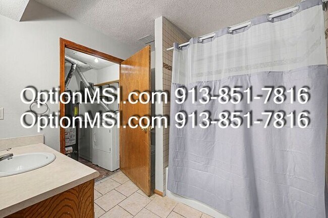 Building Photo - Charming & Spacious 2-Bed / 2-Bath Apartment in Gladstone