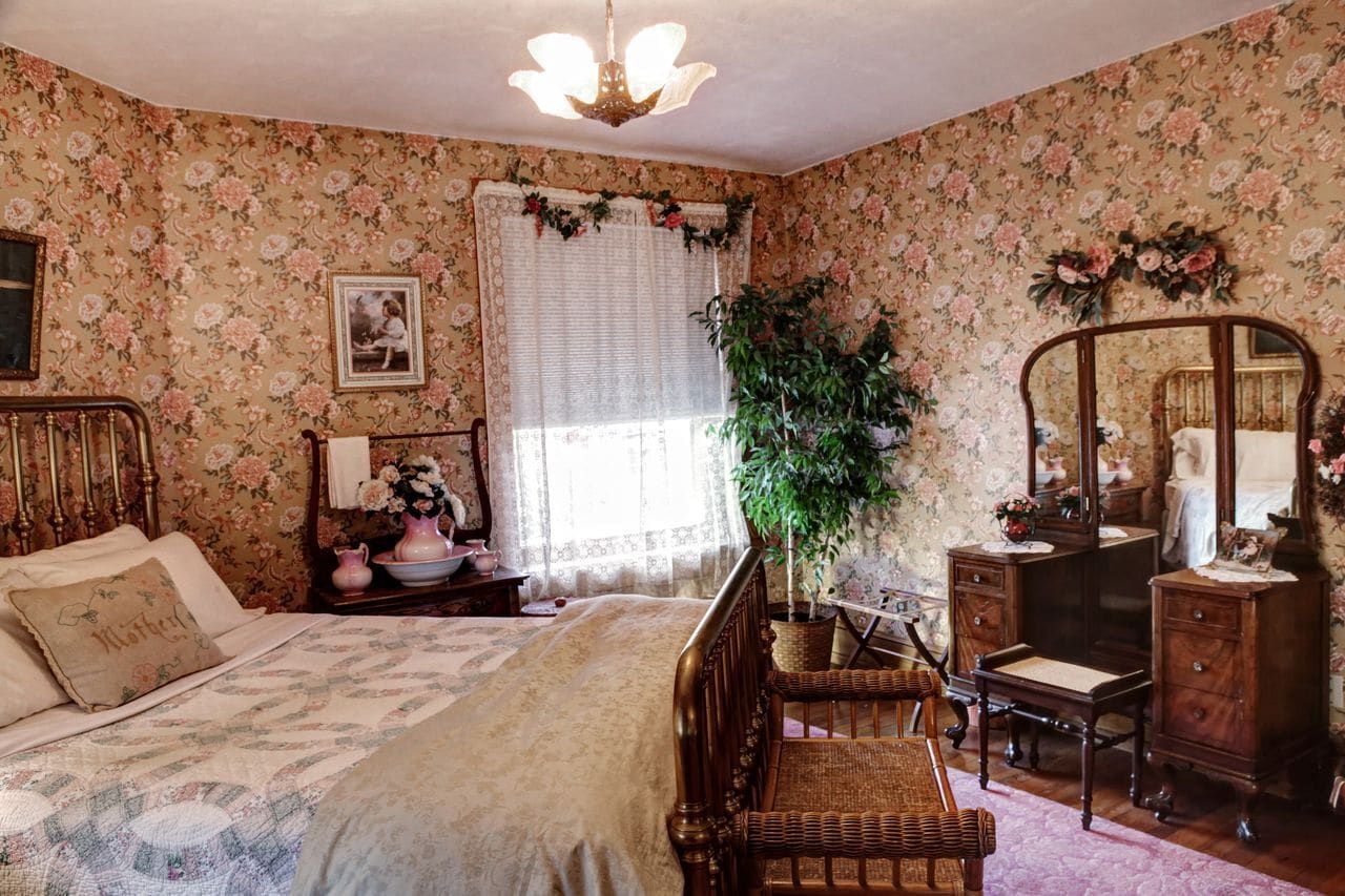 Beautiful bedroom with queen sized bed and large closet space, dresser - 176 E Linn St