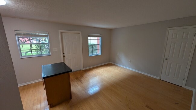 Building Photo - Downtown Orlando (Delaney Park/Lake Davis)