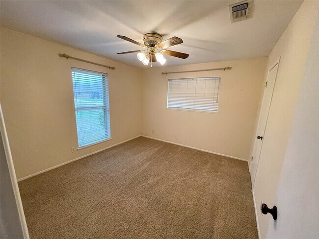 Building Photo - 1714 Crescent Dr