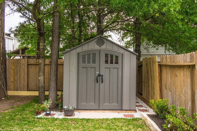 Building Photo - 16933 Scenic Knoll