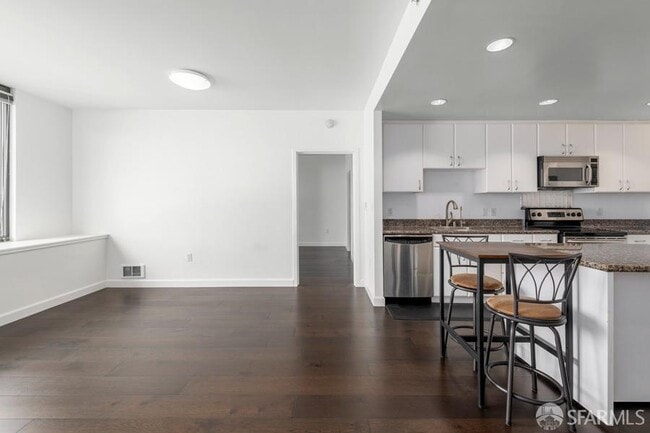 Building Photo - 250 King St