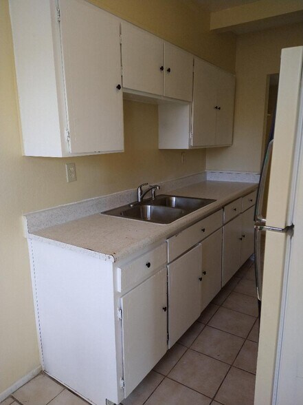 Building Photo - 1515 W Desert Cove Ave