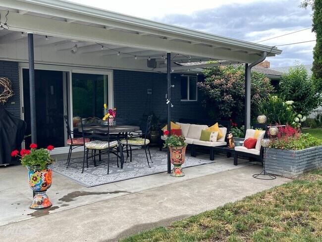 Building Photo - 4TH OF JULY MOVE IN SPECIAL!! Beautiful Fu...