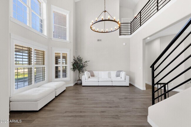 Building Photo - 856 W Quail Cir