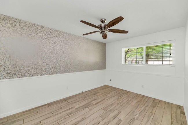 Building Photo - 3904 E Sahuaro Dr
