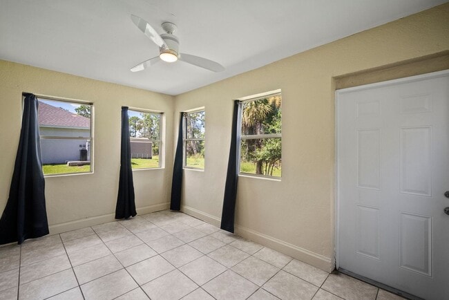 Building Photo - Beautiful 3 bedrooms+ DEN 2 bathrooms sing...