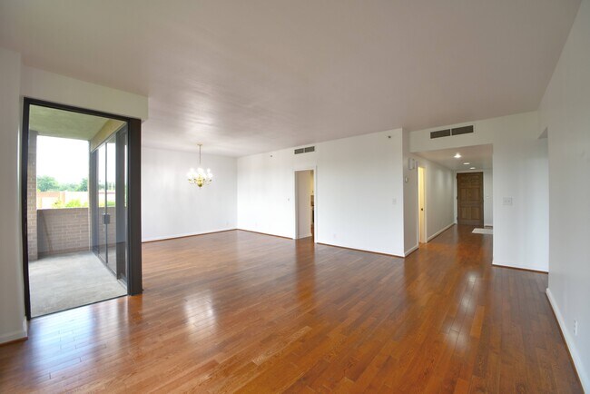 Building Photo - 2121 S Yorktown Ave