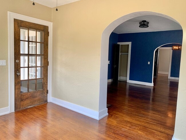 Building Photo - 2 Schonhardt St