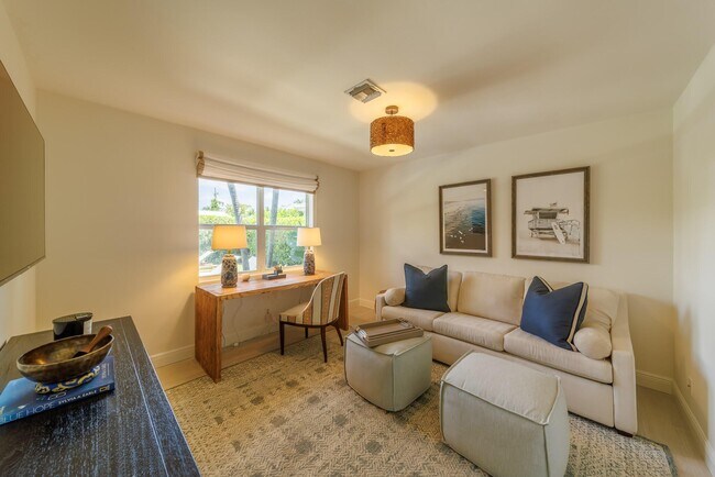 Building Photo - 225 Russlyn Dr