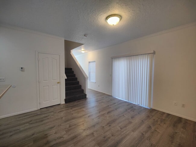Building Photo - Spacious 3 bedroom 2.5 Bath Townhouse with...