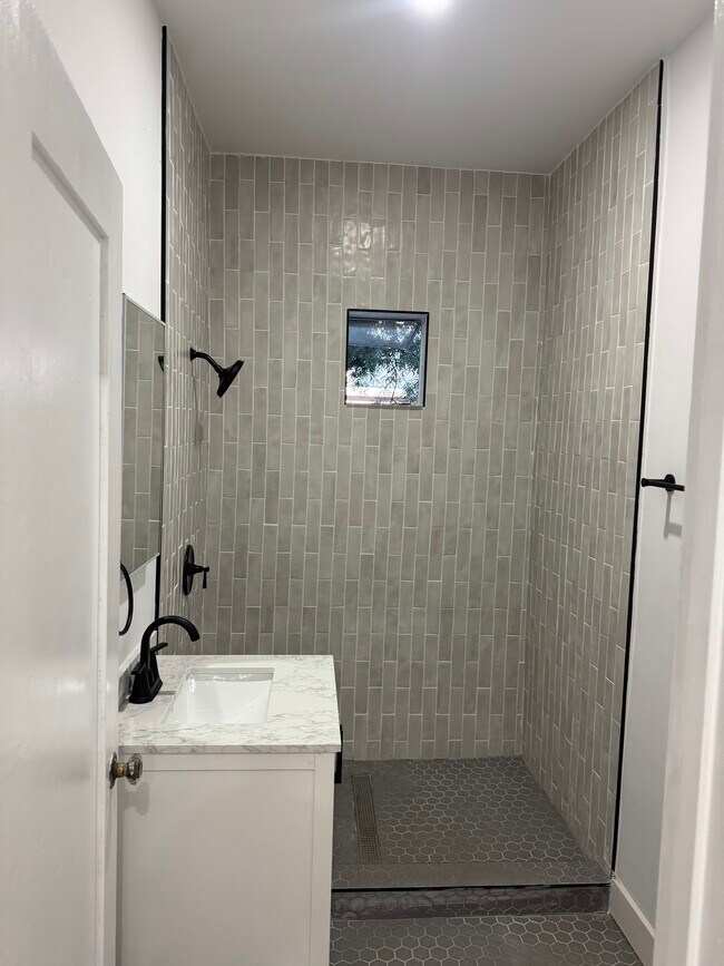 Building Photo - 1260 N Flores St