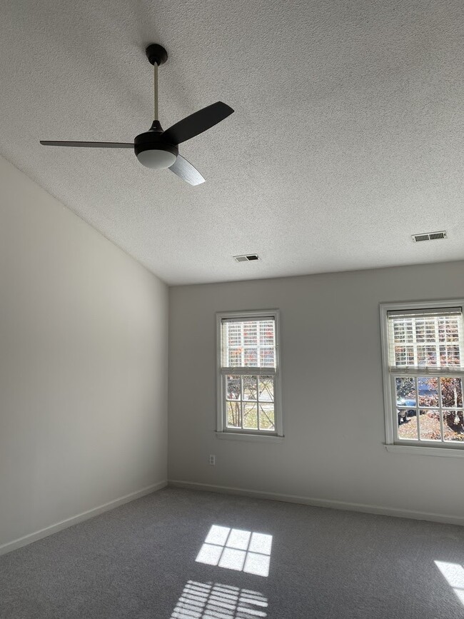 Building Photo - 118 W Skyhawk Dr