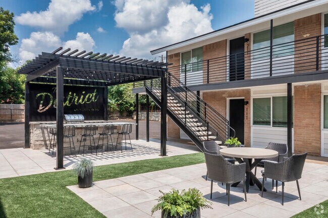 Courtyard - The District Apartment Homes