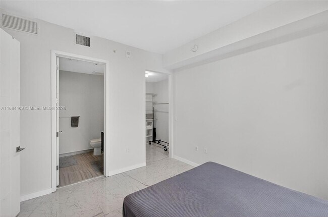 Building Photo - 301 Altara Ave