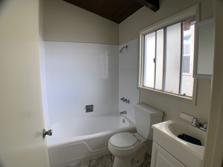 Upstairs Bathroom - 4623 Clarissa Ave