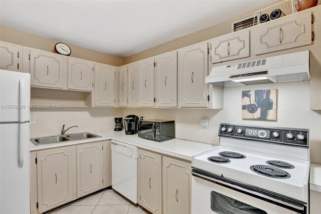 Building Photo - 3113 S Ocean Dr