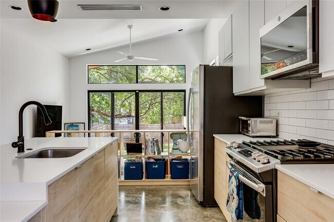 Building Photo - 2709 E 14th St