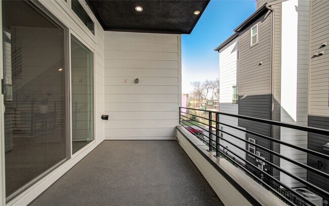 Building Photo - 3032 Lamar St