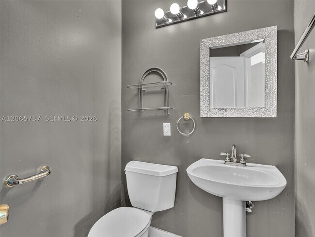 Building Photo - 11335 Lakeshore Dr