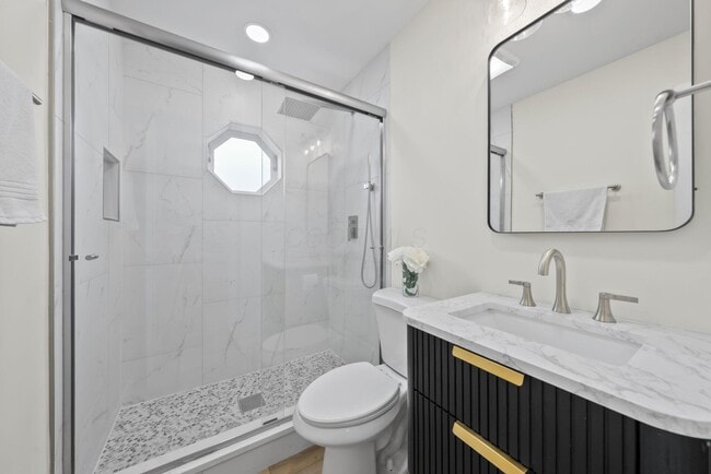 Building Photo - 111 Rosslyn Ave