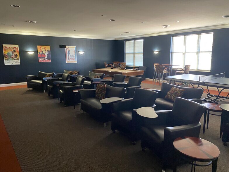 Building Photo - 4110 S Lake Dr