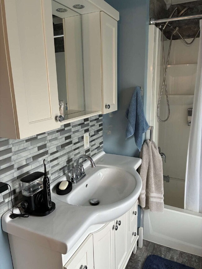 Building Photo - 4 Bed 1.5 Bath Off State Street Available June 1st!