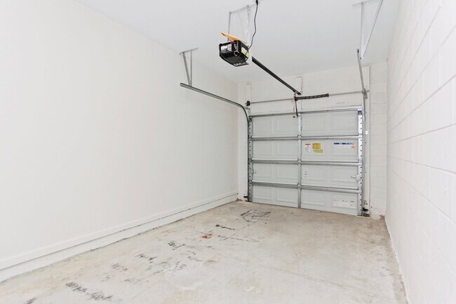 Building Photo - 9818 Red Eagle Dr