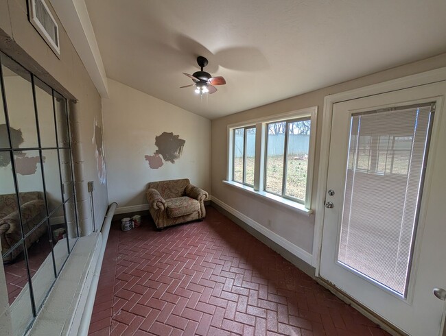 Building Photo - 1 bed 1 bath house with central heat and a...