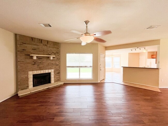 Building Photo - Available NOW!!!! Open floor plan features...