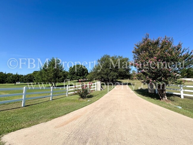 Building Photo - 654 S Falling Leaves Dr