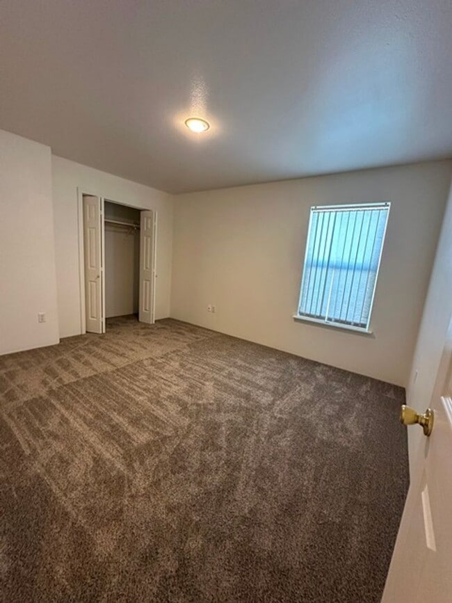 Building Photo - 2 Bedroom Townhouse