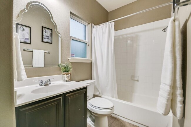 Building Photo - 4 Bed / 3 Bath in Forest Creek ~2,600 sq ft | Round Rock, TX