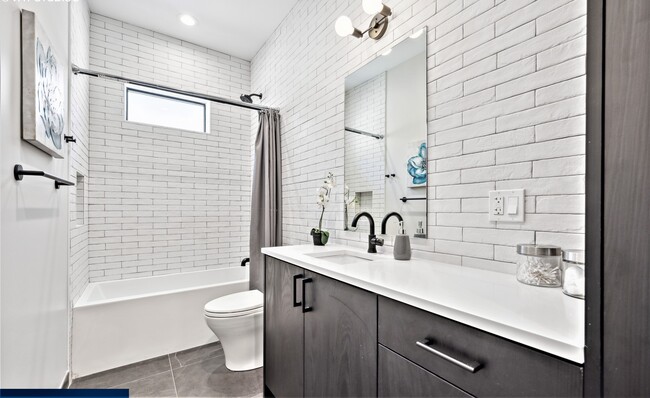 Building Photo - 2244 N Kenmore Ave