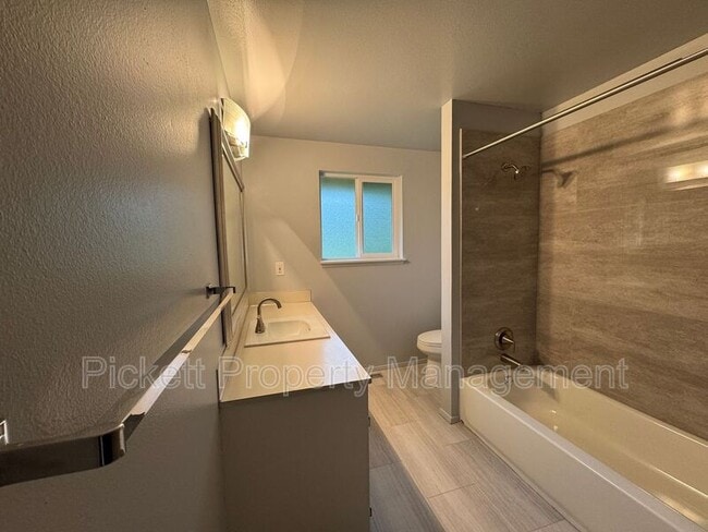 Building Photo - 3100 Armstrong Ln NE