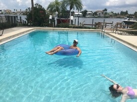 Building Photo - 271 Southbay Dr