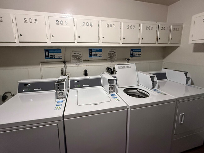 Building Photo - 250 Linden Ave