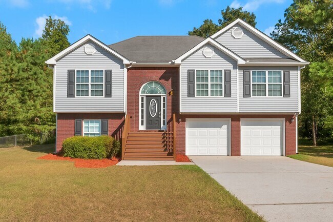 Primary Photo - Spacious 4-Bedroom Split Foyer with 3 Bath...