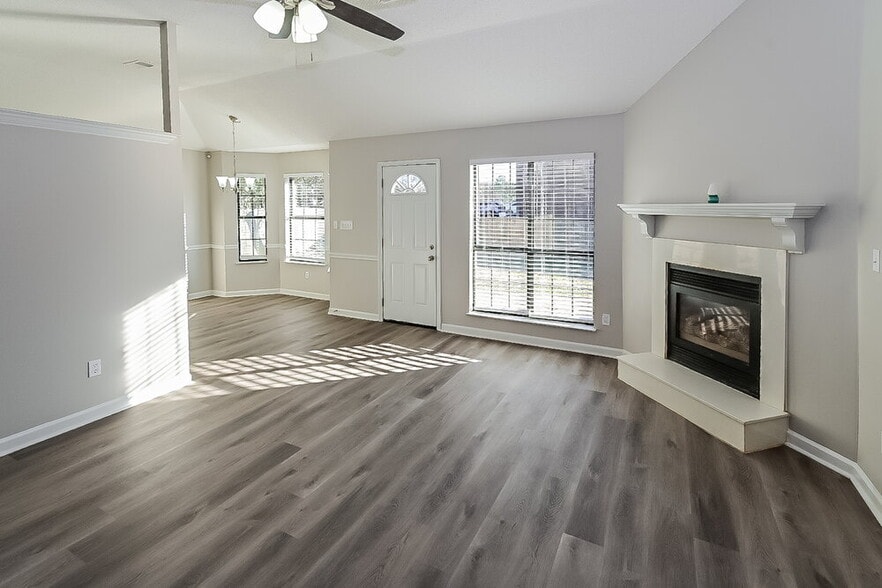 Building Photo - 10873 E Ridge Dr